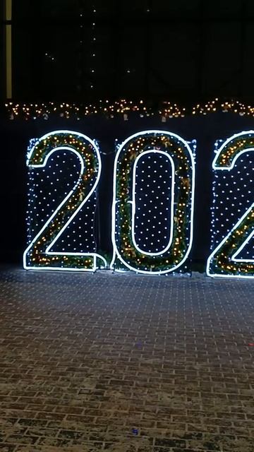 Новый год 2025 Екатеринбург. Украшения и ёлки в Академическом районе. Часть 6 Гирлянды у ТЦ. смотреть онлайн