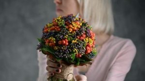 Сборка плотного шарика из ягод