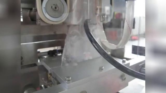 Фасовочно-упаковочный автомат для дозирования и упаковки жидких продуктов в флоу-пак пакет подушка смотреть онлайн