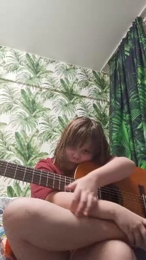 учимся играть на гитаре!!!!