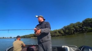 РЕКА КИПИТ ОТ РЫБЫ. РЫБАЛКА НА ДИКОМ ОСТРОВЕ С ДРУГОМ. ЧТО ПОЙМАЛИ, ТО И СЪЕЛИ.