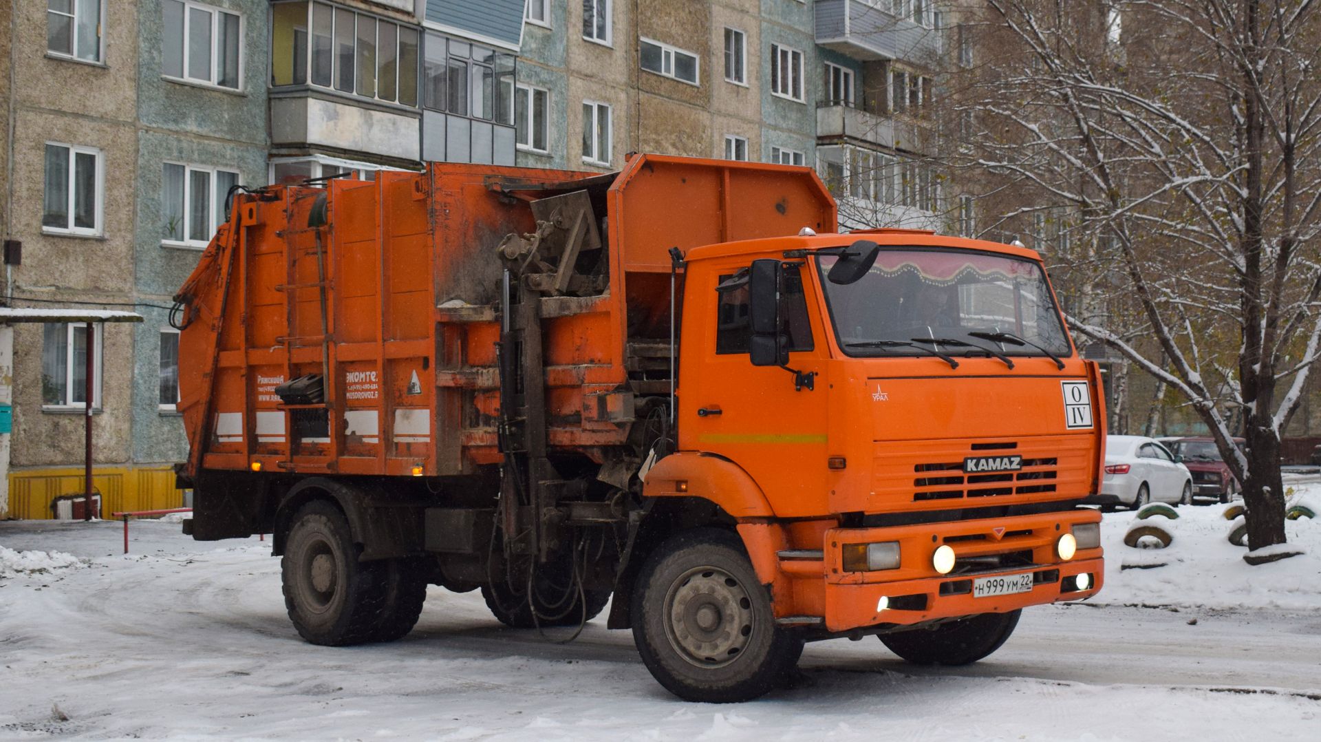 Мусоровоз МКМ-4605 (МК 4453-05) на шасси КамАЗ-53605-62 (Н 999 УМ 22). / KAMAZ garbage truck. смотреть онлайн