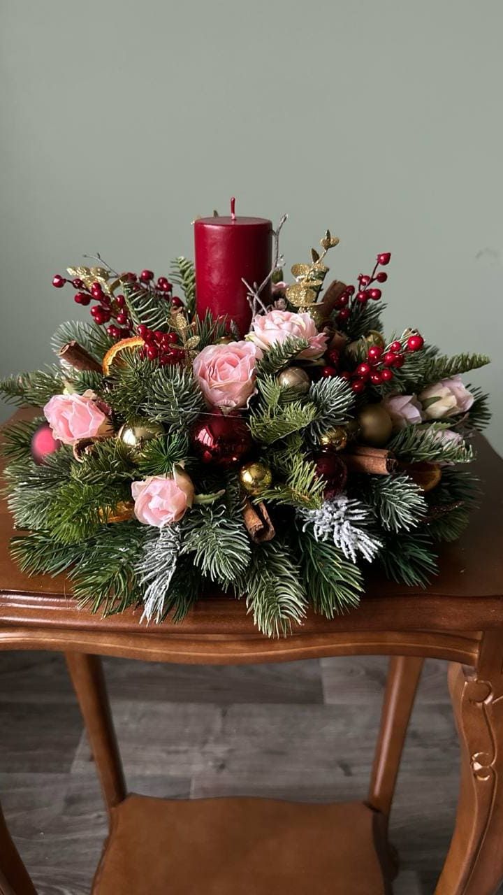 Новогодняя композиция из искусственной хвои.