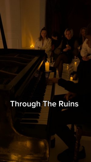 Сыграл авторскую композицию на концерте при свечах💫