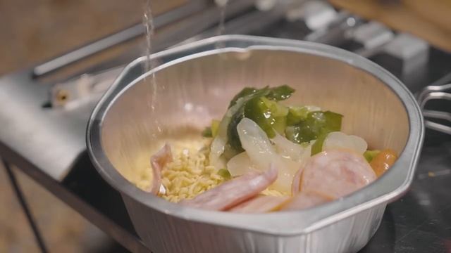 Одиночный кемпинг на роскошном автомобиле . Уютный отдых с собакой . Дровяная печь ASMR смотреть онлайн