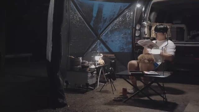 Одиночный кемпинг под проливным дождем с моей собакой . смотреть онлайн