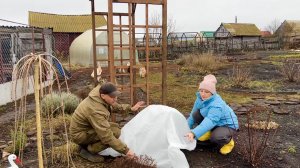 ПРОВОЖАЕМ ОСЕНЬ В ДЕРЕВНЕ/ИНДЮКИ ГУЛЯЮТ ПО УЧАСТКУ/УКРЫВАЕМ РОЗЫ И ГОТОВИМ СОЛЯНКУ В КАЗАНЕ