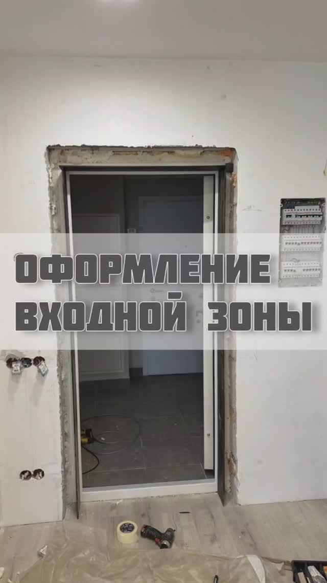 Оформление коридора и входной двери декоративными панелями в шпоне Американского ореха