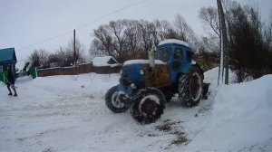 Вывоз снега со двора. Трактор буксует, погода  2.