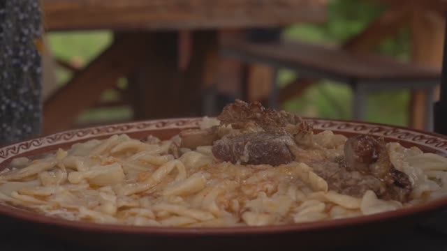 Kənd Həyatı. Готовим сурхуллу — традиционное азербайджанское блюдо из макарон смотреть онлайн