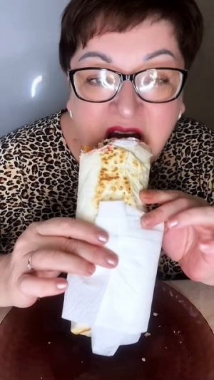 МУКБАНГ/Ем шаурму за три укуса