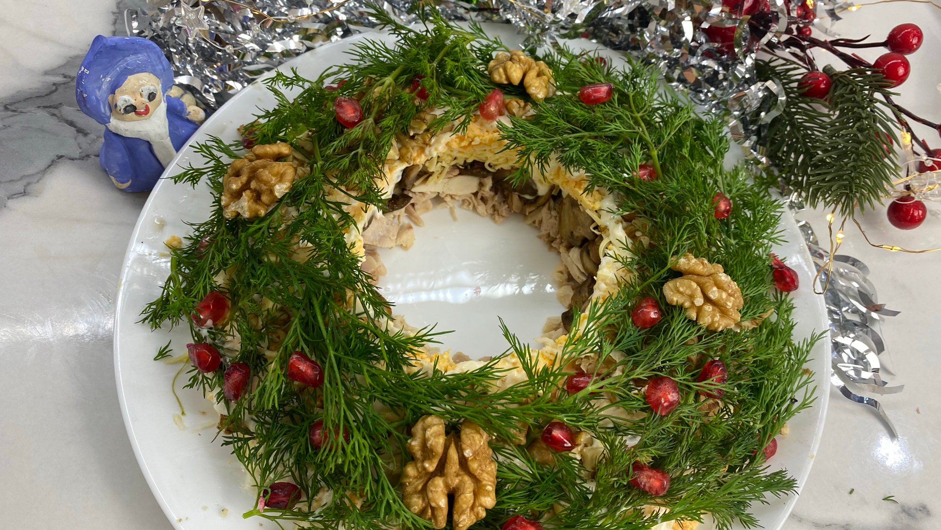 Новогодний рецепт 1. Новогодний салат с шампиньонами. смотреть онлайн