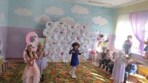 танец "А я возьму у мамы бусы"