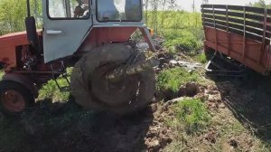 Трактор. Как с помощью бревна можно выехать из грязи.