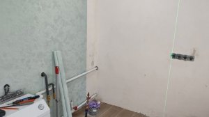 Лазерный уровень в помощь при поклейке обоев