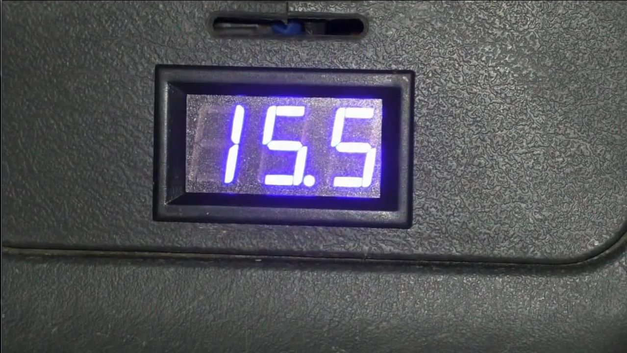 Важная информация, которую водитель должен регулярно контролировать, через вольтметр. смотреть онлайн