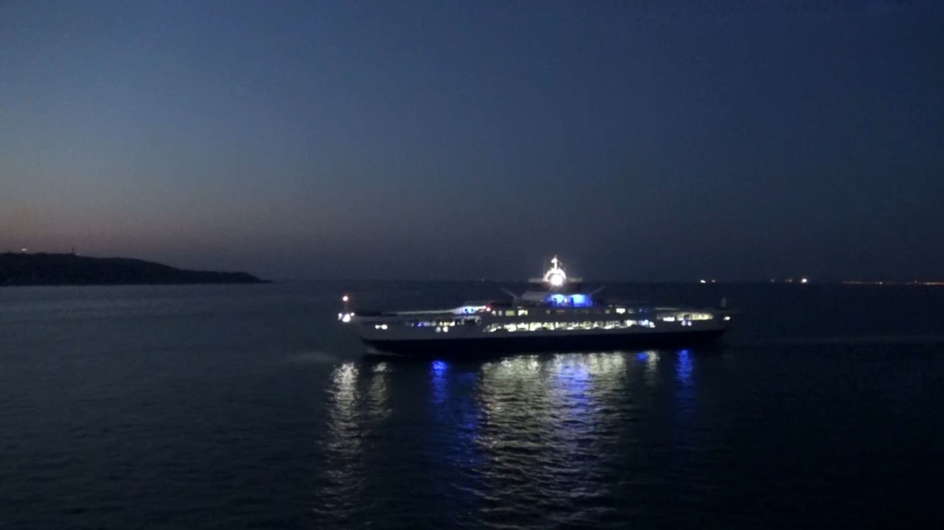 Керченская паромная переправа вечером. 2017 год смотреть онлайн