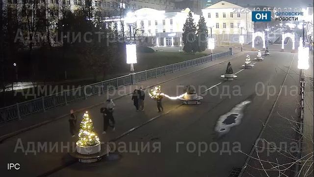 Елка на Ленинском мосту в Орле пострадала от рук вандала смотреть онлайн