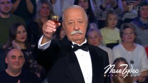 "Каждое утро я жду звонка брата из зоны СВО". Якубович поднял бокал за бойцов. Поле чудес. Фрагме...