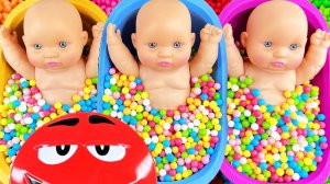 Мультики для детей. Яркие куколки и конфетки в ярких ванночках. Смотреть мультики для малышей.