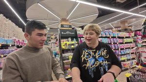 Скорей всего нам придётся  распрощатся  с боевым петухом.  Гуляем по торговому центру. Наши покупки.