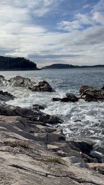 Живописное скалистое побережье. смотреть онлайн