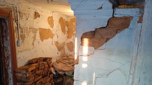 Разбираем старую печь в деревенском доме