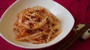 Корейская кухня: Закуска из редьки или Мусэнче (무생채)