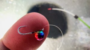 ДИКАЯ ДРОБЬ ЛОВИТ КРУПНОЕ! Нарвался на БАТОНОВ по первому льду 2025-2026