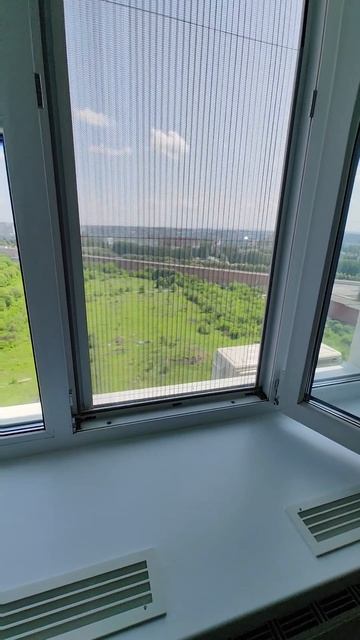 Установленная москитная сетка плиссе ЖК Арена