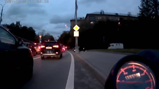 Езда по городу на мотоцикле Bajaj Boxer 150 | Bajaj Boxer 150 максимальная скорость смотреть онлайн