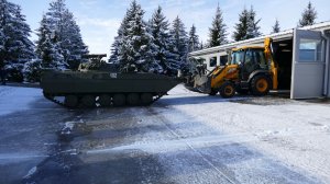 Заталкивание боевой машины пехоты БМП-2Д в ангар, Технический центр парка "Патриот", 16 ноября 2025