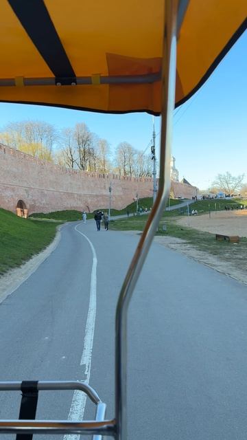 Великий Новгород ! Кремль ! Софийская набережная! 🏞️Мы крутим педали на тарантасе🚲 смотреть онлайн