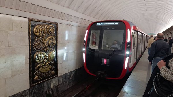 Метро Москвы подборка красивая станция и поезд метро прибывает