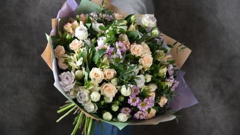 Высокий букет из разных цветов смотреть онлайн