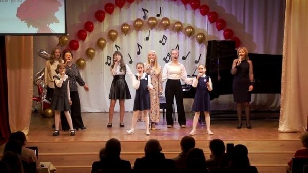 12 Музыка и слова Н. Буркова, «Гимн школы», исп. вок. ансамбль «Нюанс» и детская вокальная группа