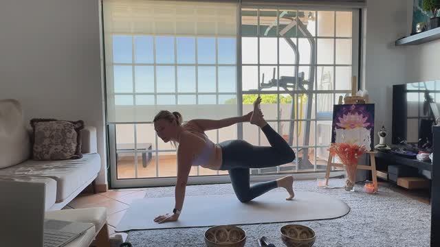 Виньяса йога - йога в потоке на силу и гибкость смотреть онлайн