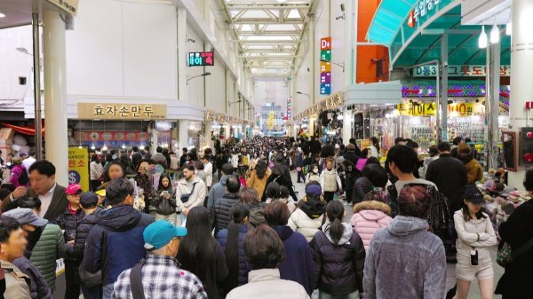 남대문 시장 아케이드 구경꾼 몰린다!! 연일 엄청난 인파 행진! 600년 전통의 대 변화, 서울 여행 워커.