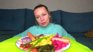 Мукбанг картошка с рыбкой , сосиски, морская капуста и еще капуста. Еда на камеру.
