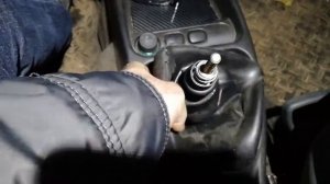 Разборка рычага коробки передач на Калине и замена включателя соленоиды задней скорости