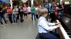 Оливер (9 лет) играет буги-вуги на пианино.  Станция лондонского метро "Тоттенхэм-Корт-роуд".