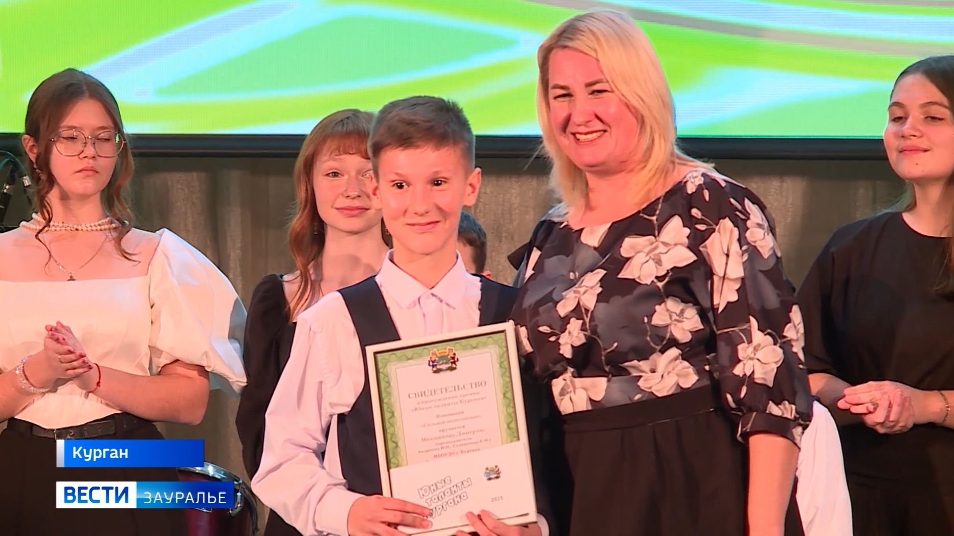 16 творческих коллективов, 17 ансамблей и 78 солистов получили городскую премию смотреть онлайн