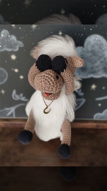 Конь закрывает глазки