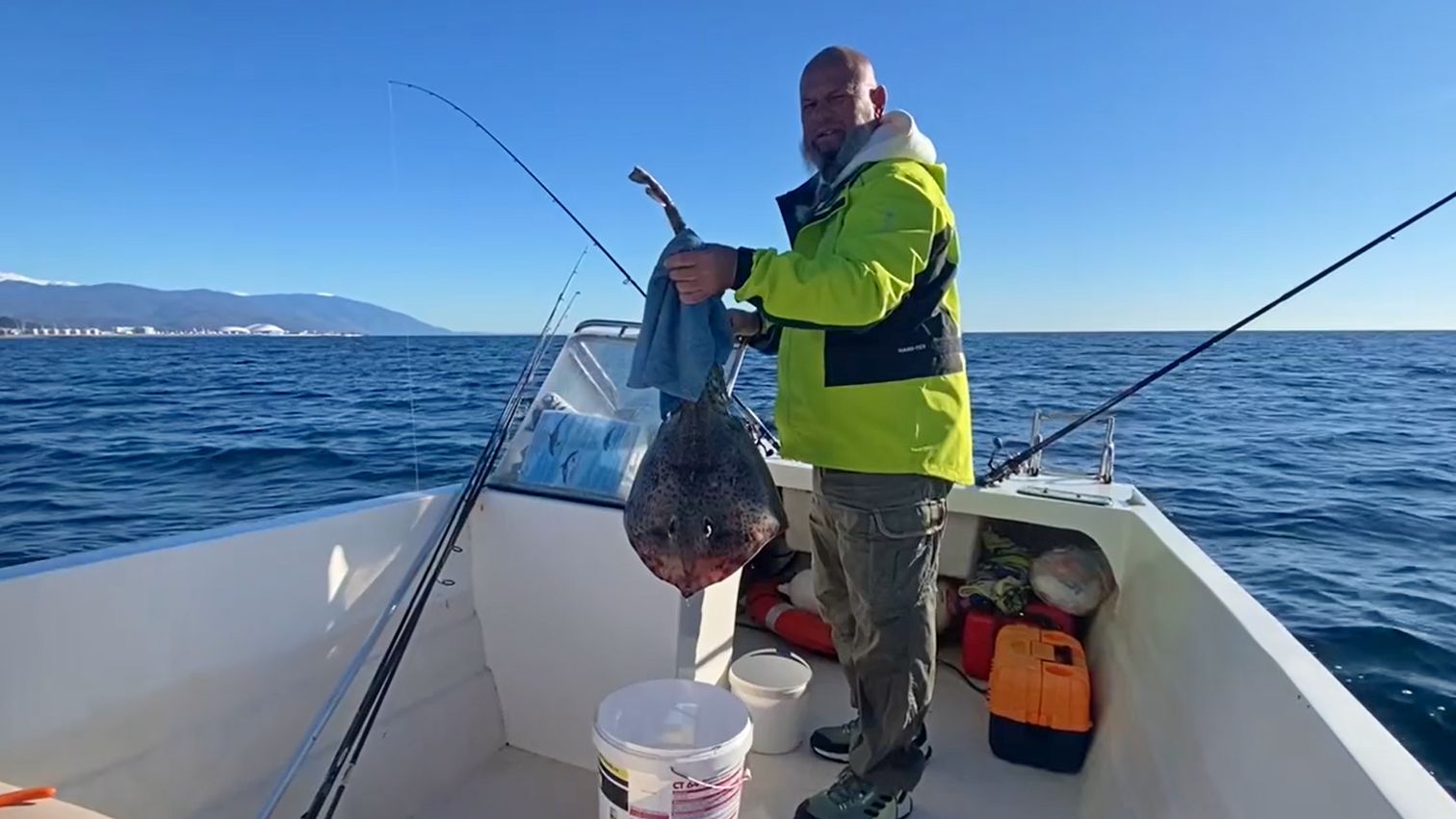 Трофейная рыбалка в Чёрном море 04.12.2025 г. Ловим скатов. смотреть онлайн