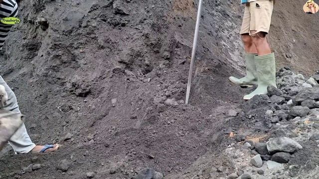 Строительство, шахтёры дружно просеивают песок смотреть онлайн