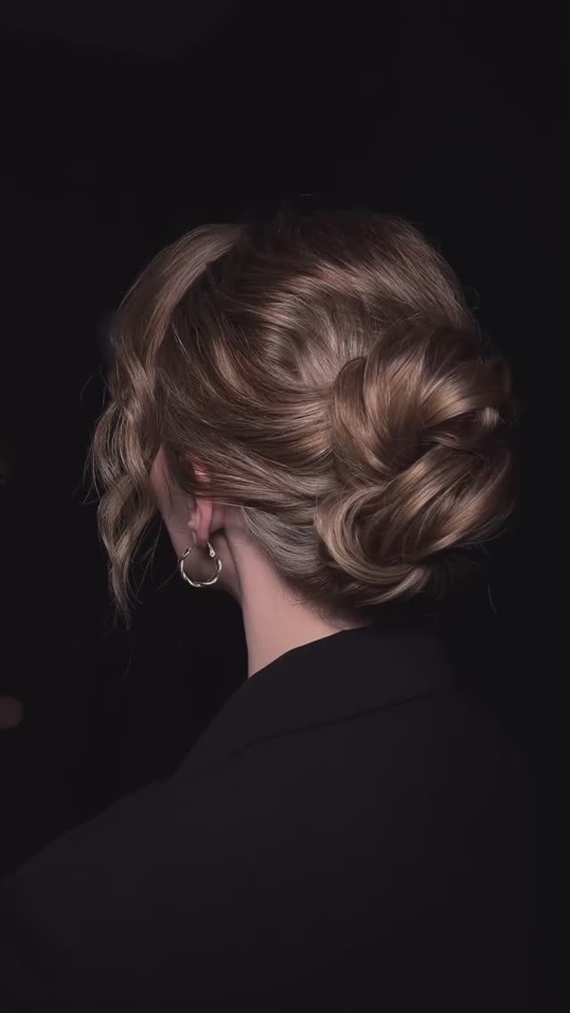 Красивый вариант текстурной ракушки #прическа #укладка #волосы #пучок