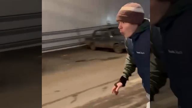 🛹В Подмосковье курьер на электровелосипеде получил доской от скейтера🛹 смотреть онлайн