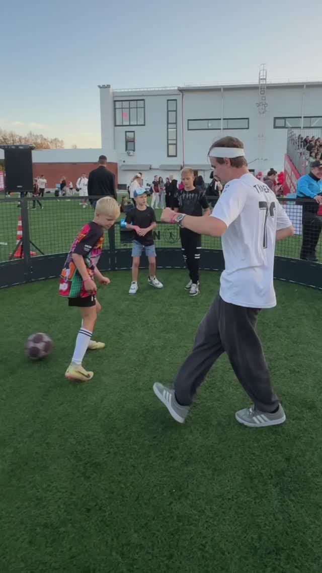 ФУТБОЛИСТ VS ФРИСТАЙЛЕР смотреть онлайн