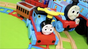 Мультики для детей. Паровозик Томас и друзья🚂 Строим железную дорогу.