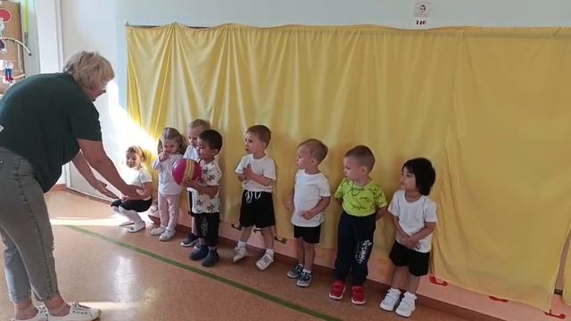 Учимся ловить мяч⚽️ #детскийсад #физкультура #малыши смотреть онлайн